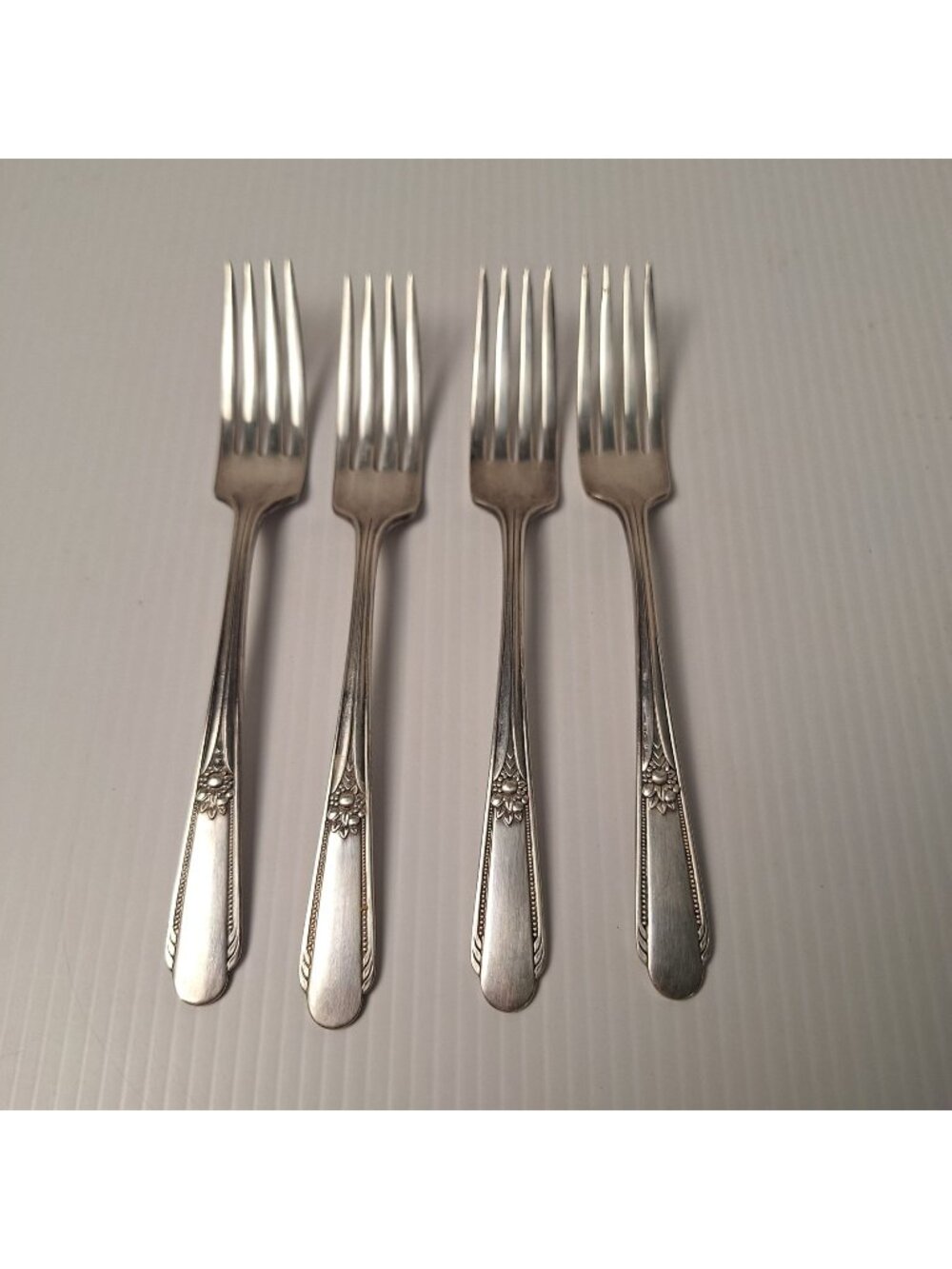 (4) VINTAGE 1937 WM ROGERS IS SILVER PLATED DINNER FORKS MEMORY-HIAWATHA PATTERN